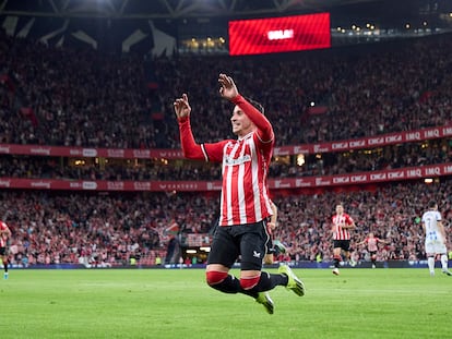 Álex Berenguer celebrando durante el derbi vasco, frente a la Real Sociedad.