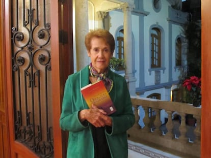 Lucy Medina Rivera en la presentación de su último libro en el Ateneo de España en México.