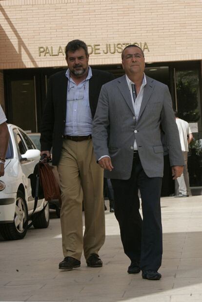 A la derecha, Enrique Ortiz, máximo accionista del Hércules, sale de los juzgados de Alicante.