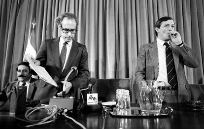 Conferencia de prensa sobre la expropiación de Rumasa de los ministros Miguel Boyer, Economía, y Carlos Solchaga, Industria, en febrero de 1983.