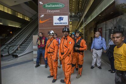 Durante el macrosimulacro, los bomberos han asistido en la evacuación de edificios en varios puntos de la ciudad.