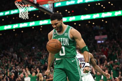 Jayson Tatum celebra una de sus canastas en el partido de este domingo.