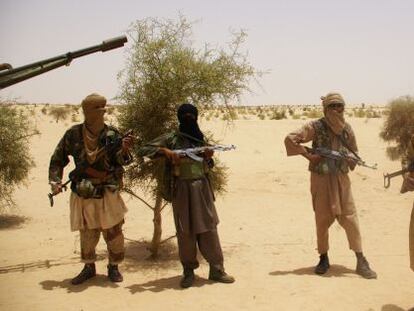 Un grupo de islamistas pertenecientes al Ansar Dine (Defensores de la Fe) hace guardia durante la entrega de un reh&eacute;n a las afueras deTombuct&uacute; en abril de 2012.