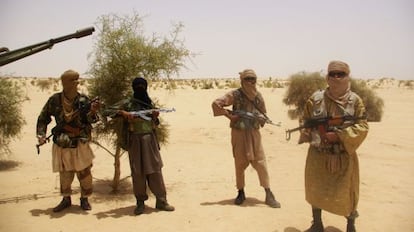 Un grupo de islamistas pertenecientes al Ansar Dine (Defensores de la Fe) hace guardia durante la entrega de un reh&eacute;n a las afueras deTombuct&uacute; en abril de 2012.