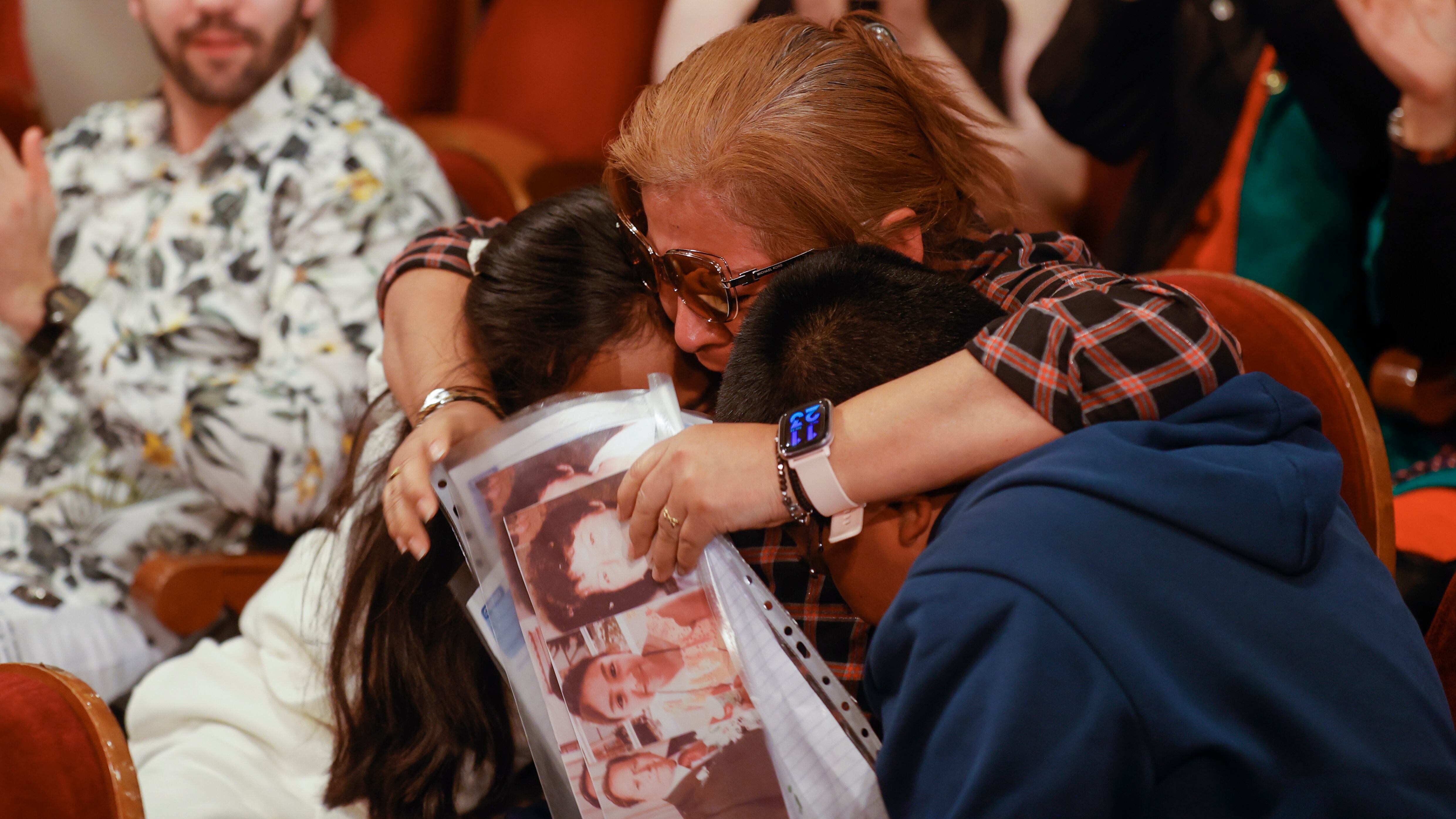 Perla celebra ser la ganadora del premio Gordo durante el sorteo de Navidad en el Teatro Real en Madrid, este jueves.