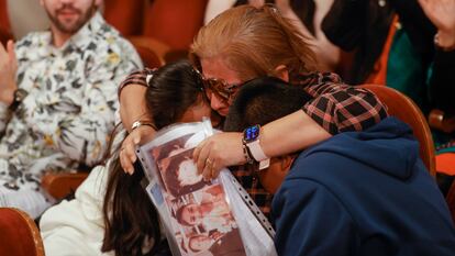 Perla celebra ser la ganadora del premio Gordo durante el sorteo de Navidad en el Teatro Real en Madrid, este jueves.