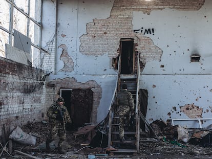 Unos soldados ucranianos en Marinka, Oblast de Donetsk (Ucrania).