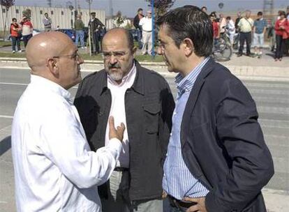 Gregorio Rojo (a la izquierda), Txarli Prieto y Patxi López, al día siguiente del atentado de ETA contra la sede corporativa de la Vital.