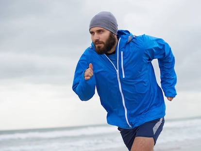 Correr con chubasquero y otros cinco errores evitables que cometemos cuando nos motivamos con el deporte