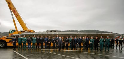 Javier Losada, delegado del Gobierno en Galicia, frente al narcosubmarino con miembros de Policía y Guardia Civil.