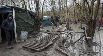 Un hombre del Kurdistán iraquí en el campamento de Grande-Synthe (Francia).