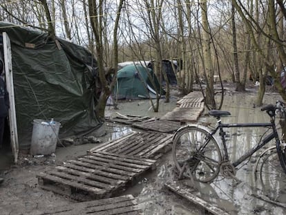 Um homem do Curdistão iraquiano no acampamento de Grande-Synthe (França).