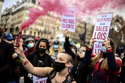 Un grupo de mujeres protesta en París durante el día internacional para poner fin a la violencia contra las trabajadoras sexuales.