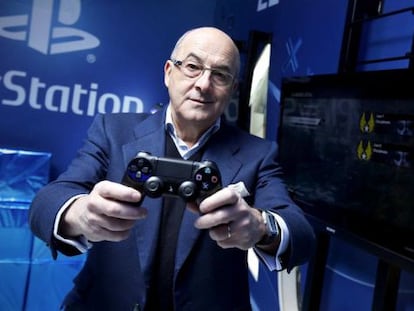 James Armstrong con el mando de PS4.