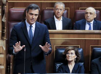 Pedro Sánchez junto a Carmen Calvo, este miércoles en el Congreso.