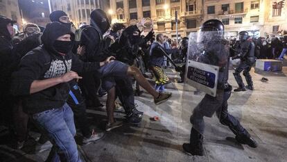 Cargas de los Mossos en Via Laietana.