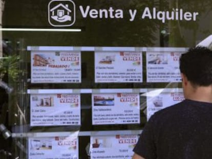 Vista de un escaparate de una inmobiliaria en Madrid, con anuncios de pisos en venta.