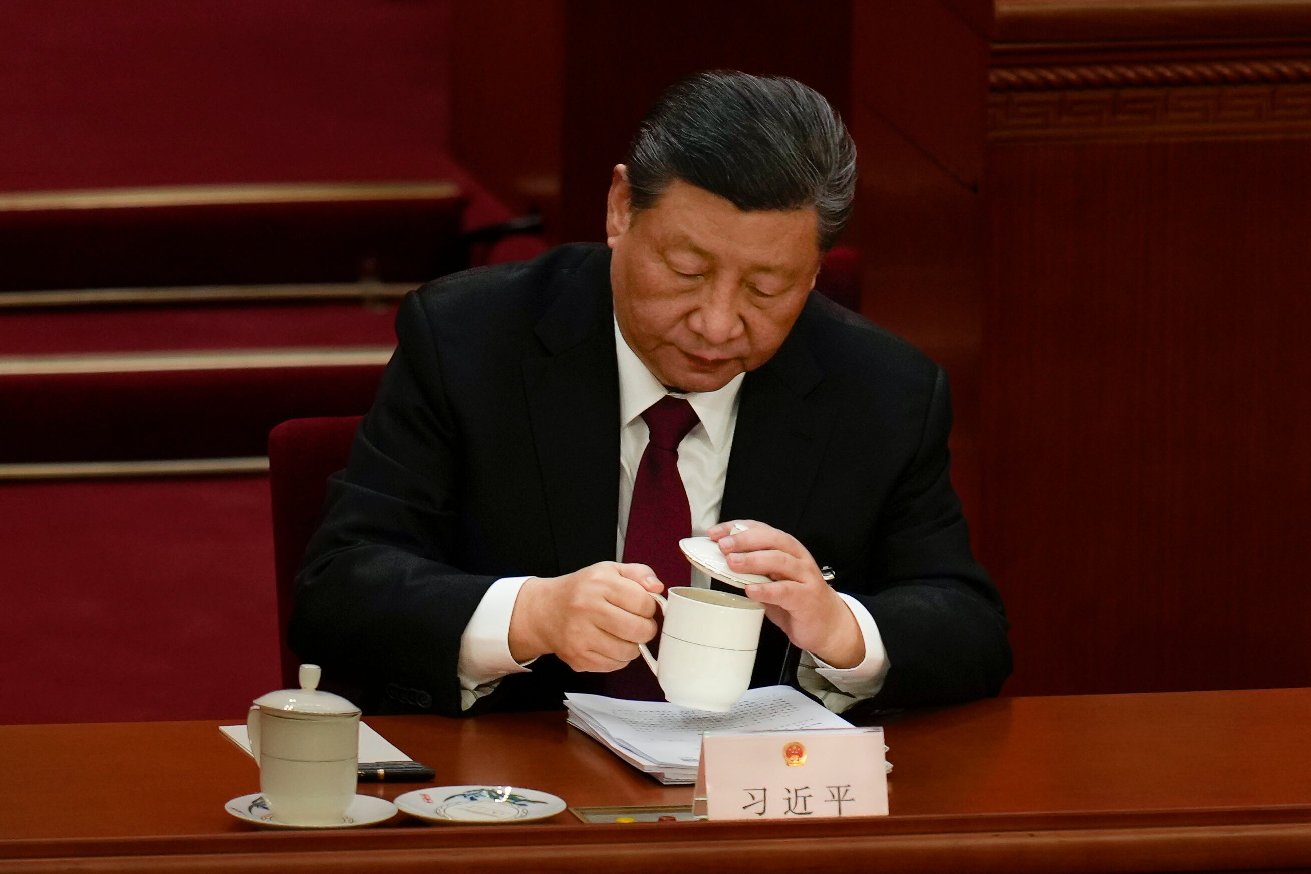El presidente chino, Xi Jinping, bebe una taza de té durante la sesión inaugural del Congreso Nacional del Pueblo en el Gran Salón del Pueblo en Pekín, China, este martes.