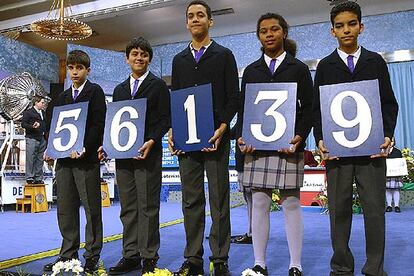 Los niños del colegio de San Ildefonso muestran el primer premio del sorteo de <i>El Niño</i>, dotado con 1.600.000 euros por serie y que ha recaído en el número 56.139, vendido integramente en la administración número 1 de Sant Pol de Mar (Barcelona). Se vendió en ventanilla a través de décimos sueltos, por lo que está muy repartido entre los vecinos de esta pequeña localidad de la comarca del Maresme.