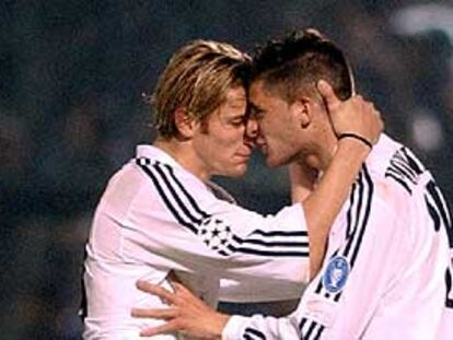 Arriba, el athlético Tiko recibe el abrazo de sus compañeros. Abajo, el madridista Portillo es felicitado por Salgado.