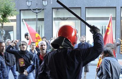 La Ertzaintza carga contra algunos manifestantes junto a El Corte Inglés de Bilbao.