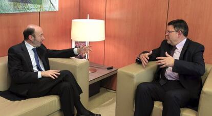 Alfredo Pérez Rubalcaba y Ximo Puig, durante la entrevista que han mantenido en la sede del PSOE.