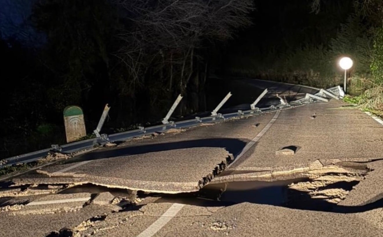 Abren una vía alternativa para llegar hasta Secadero (Málaga), donde 1.500 personas permanecen aisladas