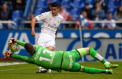 El portero del Deportivo Stipe Pletikosa para el balón de James Rodríguez.