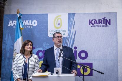 Bernardo Arévalo and Karin Herrera hold a press conference to denounce a "coup d'état in progress." September 1, 2023.