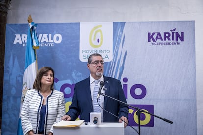 Arévalo y Karin Herrera en la conferencia de prensa en que denunció un "golpe de Estado en curso", este viernes.