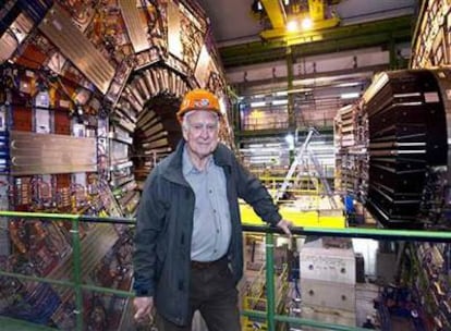 El físico Peter Higgs, ante uno de los detectores del acelerador LHC durante una visita el pasado abril.