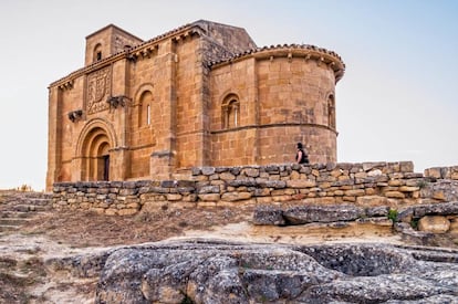 Tumbas antropomorfas junto a la ermita de Santa María de la Piscina, en La Rioja.