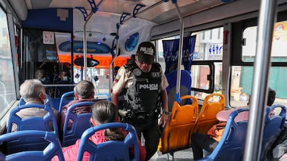 Un policía realiza un operativo de control de servicio público en la estación La Marin, Ecuador, en enero de 2024.
