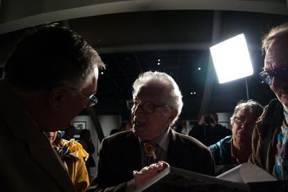 El fotógrafo Tony Vaccaro, de 91 años, firmando autógrafos en Caen (Francia), en 2014.