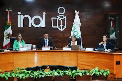 Adrián Alcalá, consejero presidente del INAI, Blanca Ibarra, Josefina Román y Norma Julieta del Río, comisionadas del INAI, en agosto de 2024.