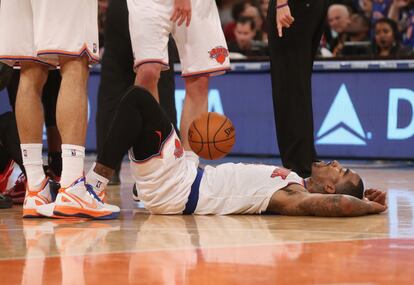 J.R. Smith, de los Knicks, tras ser derribado en un lance del juego.
