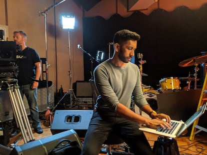 Hrishikesh Hirway en uno de los episodios de 'Song Exploder'.