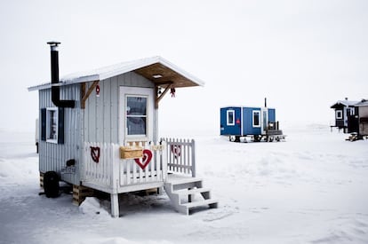La pesca de hielo es una actividad bastante común en Canadá. Las casetas que se ven en la fotografía, sobre un lago congelado cerca de Montreal, sirven para que los pescadores estén al calorcito mientras esperan que algo muerda el anzuelo.