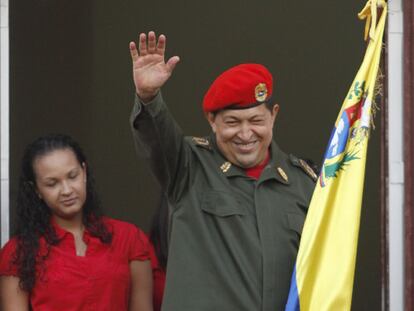 Chávez, junto a su hija Rosa, saluda a sus seguidores desde el balcón del palacio de Miraflores.