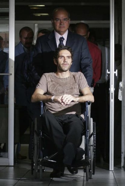 José Tomás, al abandonar el hospital Miguel Hidalgo de Aguascalientes (México), en una silla de ruedas.