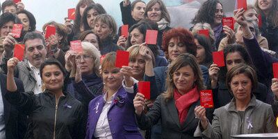 Laura Seara, del Instituto de la Mujer; Leire Pajín y Bibiana Aído, en la presentación de una de las campañas contra la violencia machista mientras Pajín era titular de la cartera de Igualdad y Aído, secretaria de Estado.  