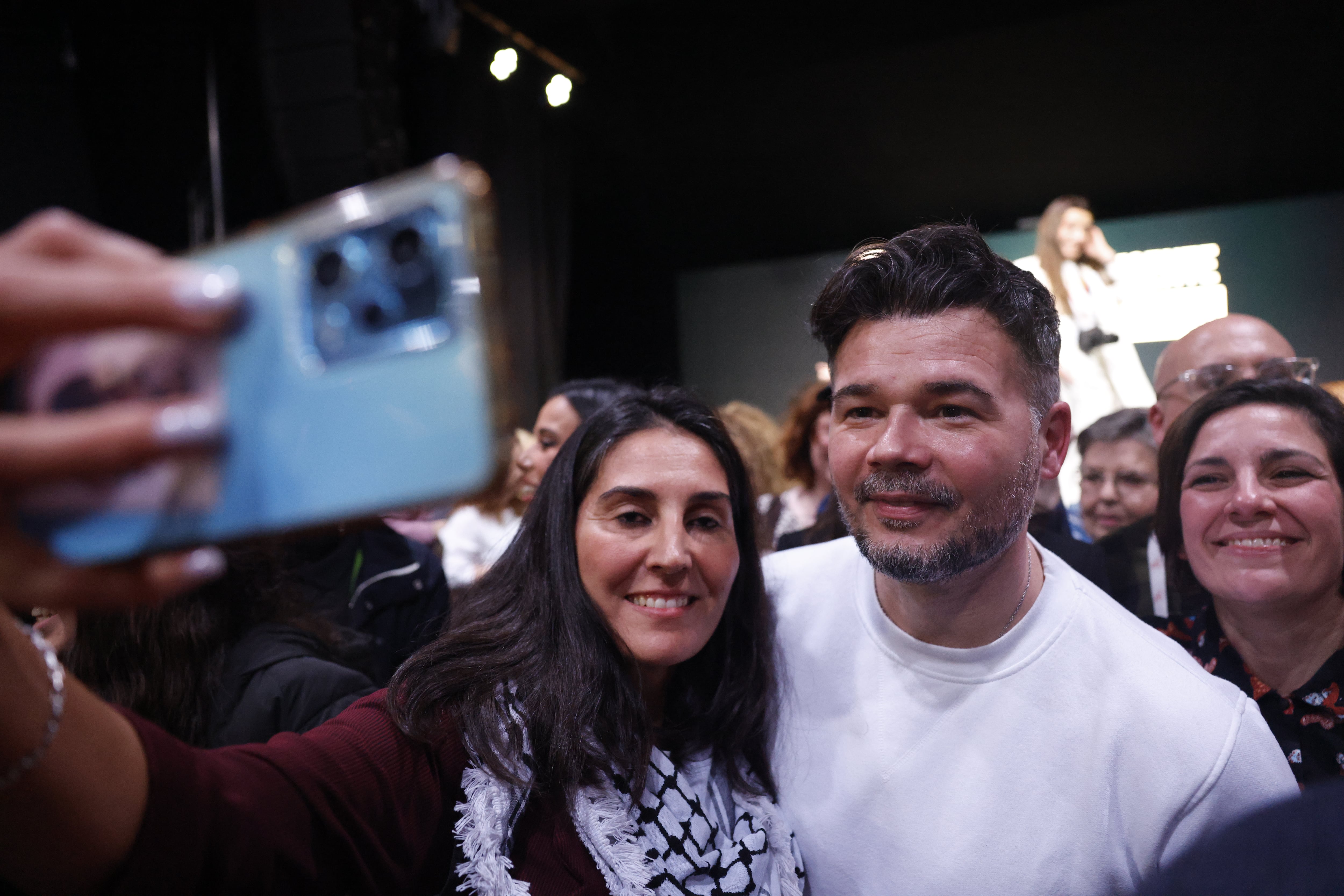 Gabriel Rufián posa para un selfie durante su evento con el diputado de Más Madrid, Emilio Delgado, en febrero.