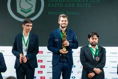 Podio del Mundial de Rápidas: de izquierda a derecha, Firouzja, Carlsen y Nakamura