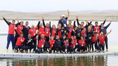 El equipo del remo chileno celebra su actuación en Lima 2019 con el entrenador español, Carlos Bienvenido Front, en hombros.