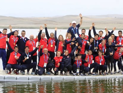 El equipo del remo chileno celebra su actuación en Lima 2019 con el entrenador español, Carlos Bienvenido Front, en hombros.