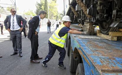 El entonces alcalde de Buenos Aires, Mauricio Macri (en el centro), supervisa el transporte de los trenes de metro a Argentina, en septiembre de 2011.