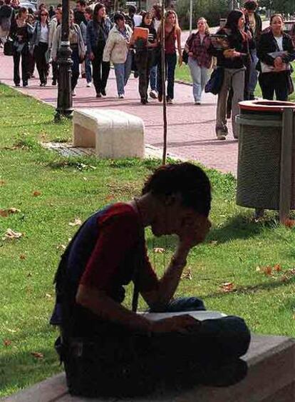 Estudiantes en un campus madrileño.