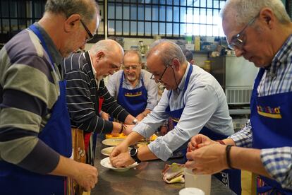 Julio (rayas negras y blancas) prepara filetes rusos junto a sus compañeros de la escuela de cocina Bilbao Laratz.