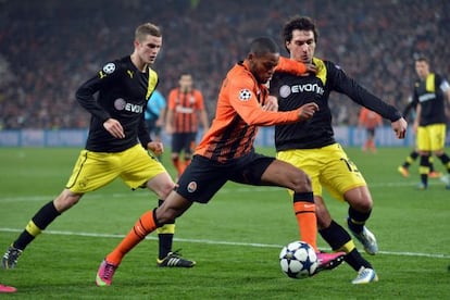 Luiz Adriano del Shakhtar pelea el balón con Hummels. 