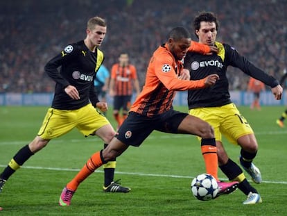 Luiz Adriano del Shakhtar pelea el balón con Hummels. 